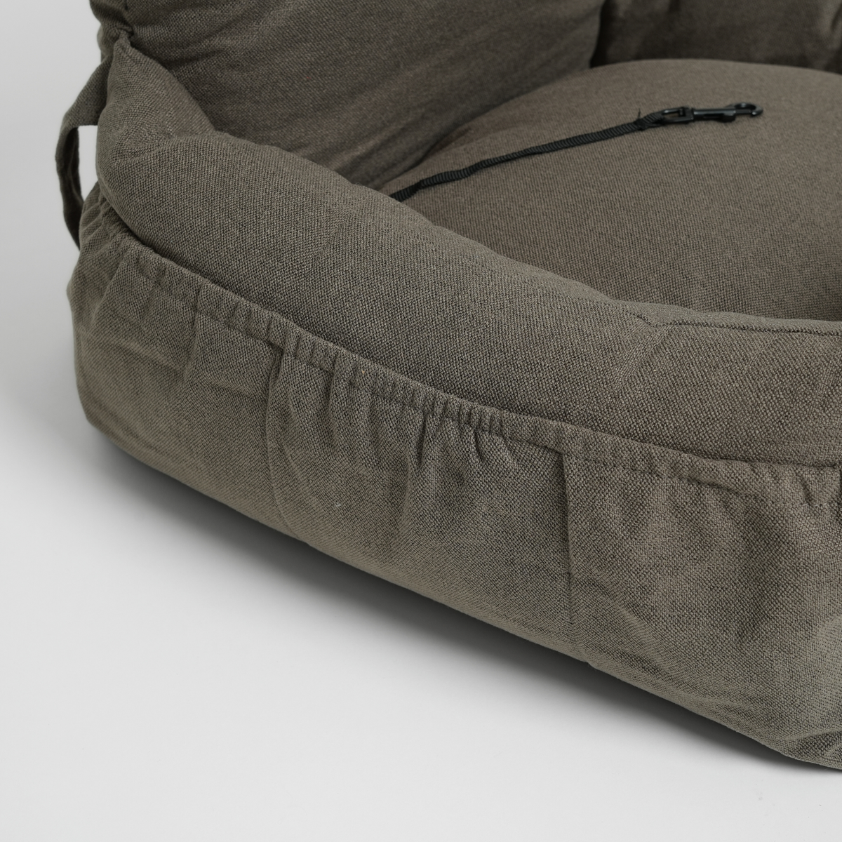 Fotelik samochodowy dla psa z Corduroy w kolorze moss green – widok z boku
