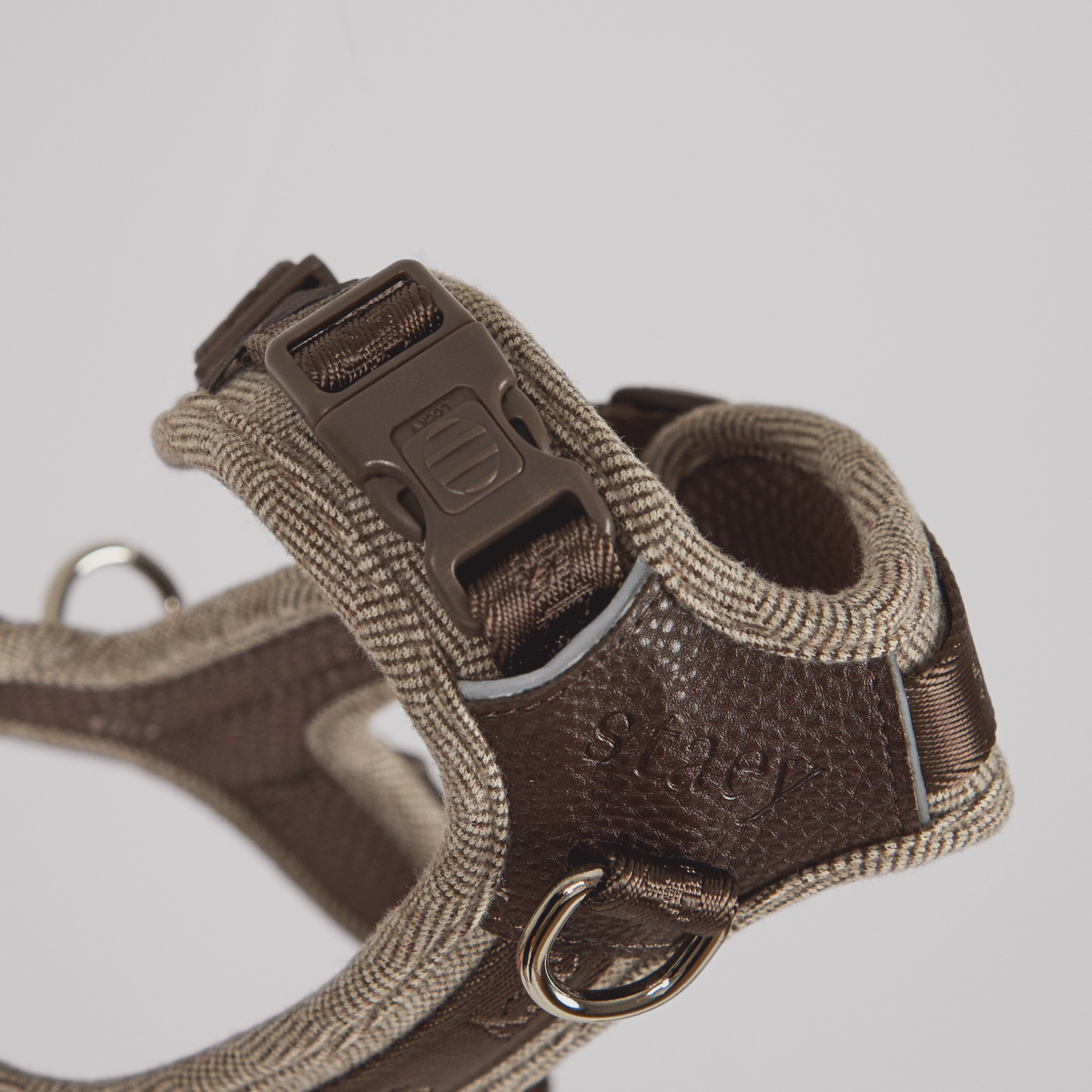The dark oak Numa harness seen at an angle with its steel D-ring